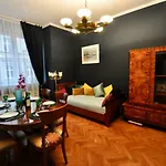 Fine Art Luxury Stay In The Old Town Absolute Center